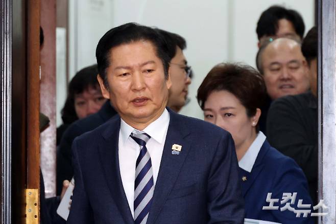 정청래 더불어민주당 대표가 9일 서울 여의도 국회에서 열린 최고위원회의에 참석하고 있다. 박종민 기자