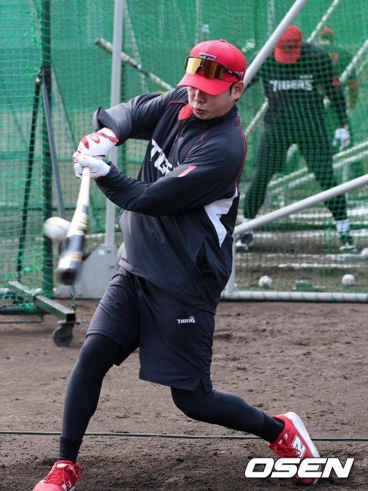 박정우가 2026 아마미 스프링캠프에서 타격훈련을 펼치고 있다. /KIA 타이거즈 제공