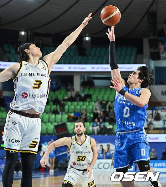 [OSEN=대구, 이석우 기자] 10일 대구체육관에서 2025-2026 LG전자 프로농구 대구 한국가스공사와 창원 LG의 경기가 열렸다.  7연패에 빠진 대구 한국가스공사가 4연승으로 선두를 굳힌 창원 LG를 상대로 어떤 반전을 만들어낼지 관심이 쏠린다.대구 한국가스공사 샘조세프 벨란겔이 4쿼터 극적인 역전슛을 성공시키고 있다. 2026.02.10 / foto0307@osen.co.kr