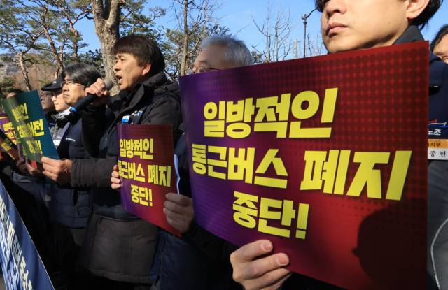 ▲민주노총 공공운수노조, 한국노총 공공노련 등 양대노총 조합원들이 9일 서울 청와대 앞에서 일방적인 통근버스 중단 등을 규탄하며 지방이전 원칙·절차 확립 및 노정협의 촉구 긴급기자회견을 하고 있다. ⓒ연합뉴스