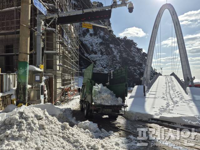 ▲덤프 트럭이 눈을 실어 나르고 있다. ⓒ프레시안 (홍준기)