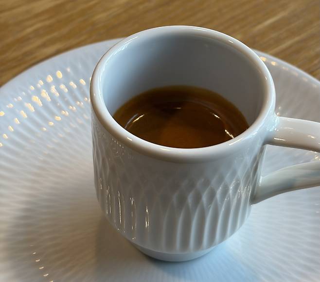 직장인들의 필수 아이템인 커피 속 폴리페놀 성분은 체내 인슐린 저항성을 개선해 대사증후군이라는 ‘도미노 질병’을 막는 핵심 열쇠다. 사진=김현주 기자