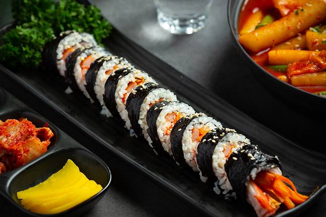 쌀과 김, 채소 등 원재료 가격이 전방위로 치솟으면서 ‘가성비 한 끼’의 대명사였던 김밥은 이제 1만원 시대를 목전에 두고 있다. freepik 제공