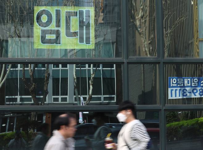 지난해 5월 서울 강남구 한 빌딩에 임대 문구가 붙어있다. 연합뉴스