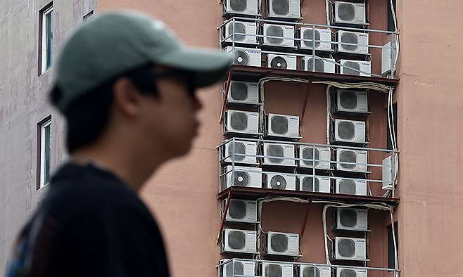 서울의 한 건물에 에어컨 실외기들이 작동하고 있다. 연합뉴스