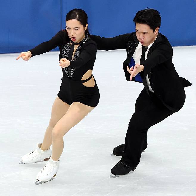 임해나(왼쪽)·권예가 10일 이탈리아 밀라노 아이스 스케이팅 아레나에서 열린 밀라노·코르티나담페초 동계올림픽 피겨스케이팅 아이스댄스 리듬댄스 경기에서 연기를 펼치고 있다. 밀라노=뉴시스
