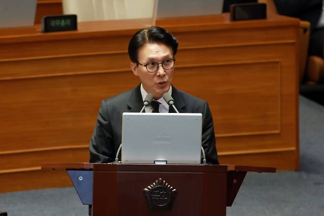 김민석 국무총리가 9일 서울 여의도 국회에서 열린 본회의 정치·외교·통일·안보 분야 대정부질문에서 윤후덕 더불어민주당 의원 질의에 답하고 있다. 2026.02.09. 뉴시스