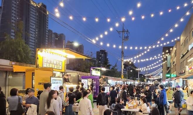 지난해 10월 서울 송파구 석촌동 석촌시장에서 열린 야시장에서 주민들이 시장을 둘러보고 있다. 송파구 제공