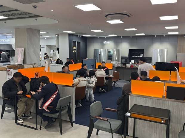 롯데하이마트잠실점에서 인테리어 관련 고객 상담이 이뤄지고 있다. 사진제공=롯데하이마트