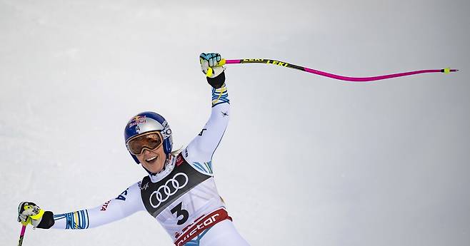 2019년 2월 스웨덴에서 열린 FIS 알파인 스키 세계 선수권대회 여자 활강 경기에 참여한 미국의 린지 본 선수가 결승 지점에서 환호하고 있다. ©연합뉴스