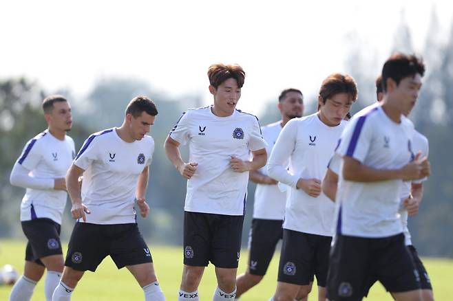 김보경(가운데)이 지난달 태국 촌부리에서 진행된 1차 동계전지훈련서 안양 선수단과 함께 몸을 풀고 있다. 사진제공｜한국프로축구연맹