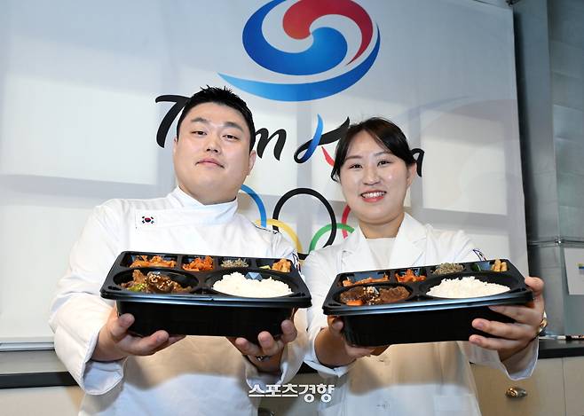 조은영 진천선수촌 영양사(오른쪽)와 김중현 조리장이 지난 9일 이탈리아 밀라노 시내 남쪽의 로디 지역에 위치한 밀라노 급식 지원센터에서 완성된 도시락을 들고 포즈를 취하고 있다. 대한체육회 제공