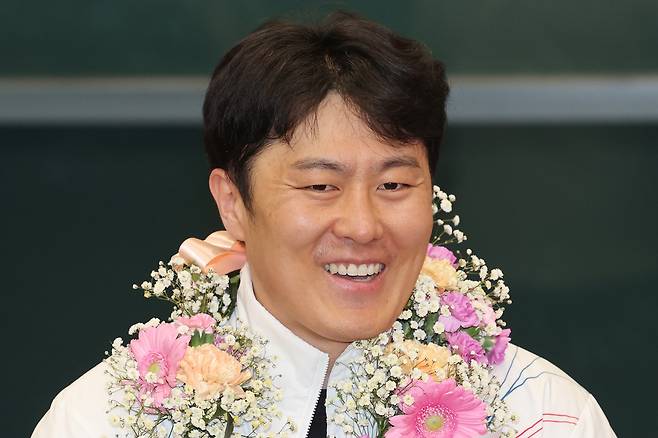 2026년 밀라노·코르티나담페초 올림픽 스노보드 평행대회전에서 은메달을 따낸 김상겸이 10일 인천국제공항을 통해 귀국하면서 환영인파에 미소를 짓고 있다. 연합뉴스