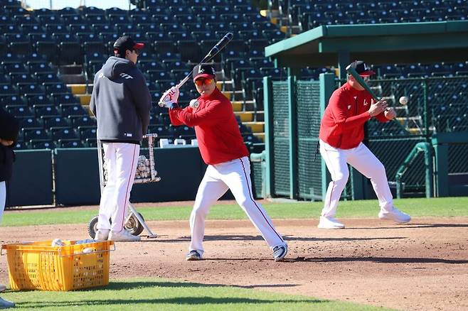 ▲ 올해 SSG의 플레잉코치가 된 김성현 코치는 빠르게 새 보직에 적응하고 있다는 평가를 받는다 ⓒSSG랜더스