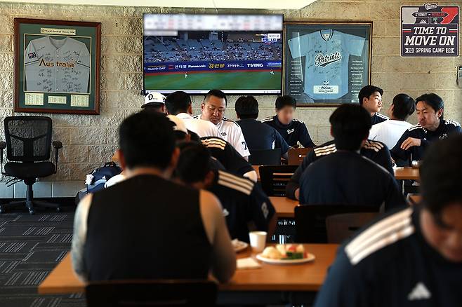 두산 선수들이 호주 시드니 캠프에서 텔레비전을 통해 식사 시간에도 전력 분석에 한창이다. /사진=두산 베어스 제공