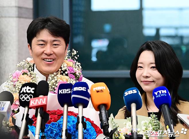 2026 밀라노·코르티나담페초 동계 올림픽 스노보드 남자 평행대회전 은메달리스트 김상겸(왼쪽)이 10일 인천국제공항을 통해 귀국한 뒤 아내와 함께 인터뷰를 하는 모습. 사진 박지영 기자