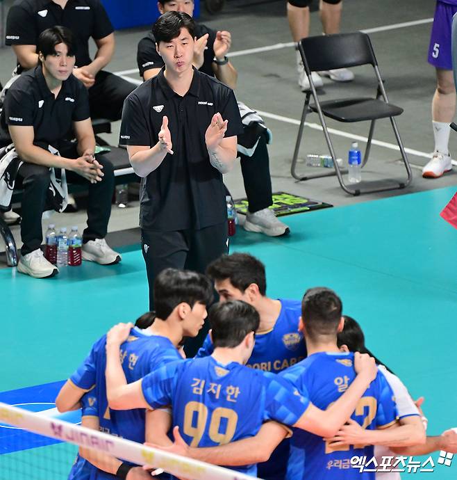 박철우 감독 대행이 이끄는 우리카드가 인천 계양체육관에서 열리는 진에어 2025-2026 V리그 남자부 5라운드 대한항공과의 원정 경기에서 연승을 노린다. 사진 엑스포츠뉴스 DB