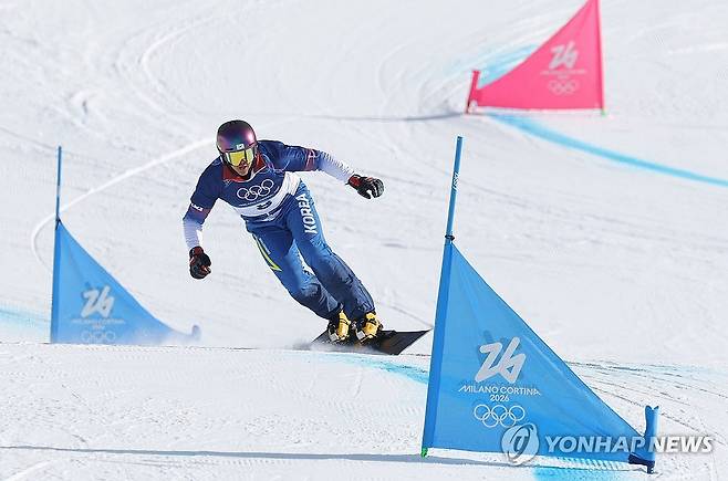 김상겸의 올림픽 (리비뇨=연합뉴스) 류영석 기자 = 8일(현지시간) 이탈리아 리비뇨 스노파크에서 열린 2026 밀라노-코르티나담페초 동계올림픽 스노보드 남자 평행 대회전 8강전에 출전한 김상겸이 결승선을 향해 질주하고 있다. 2026.2.9 ondol@yna.co.kr