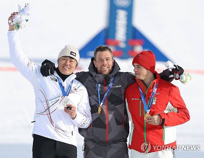 은메달 걸고 기념촬영하는 김상겸 (리비뇨=연합뉴스) 류영석 기자 = 8일(현지시간) 이탈리아 리비뇨 스노파크에서 열린 2026 밀라노-코르티나담페초 동계올림픽 스노보드 남자 평행 대회전 결승 시상식에서 은메달을 따낸 김상겸이 메달을 들어보이고 있다. 왼쪽부터 김상겸, 베냐민 카를(오스트리아), 테르벨 잠피로프(불가리아). 2026.2.8 ondol@yna.co.kr