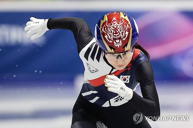 최민정 '필승의 눈빛' (밀라노=연합뉴스) 서대연 기자 = 2026 밀라노ㆍ코르티나담페초 동계올림픽 쇼트트랙에 출전하는 최민정이 8일(현지시간) 이탈리아 밀라노 아이스스케이팅 아레나에서 스타트 훈련을 하고 있다. 2026.2.9 dwise@yna.co.kr