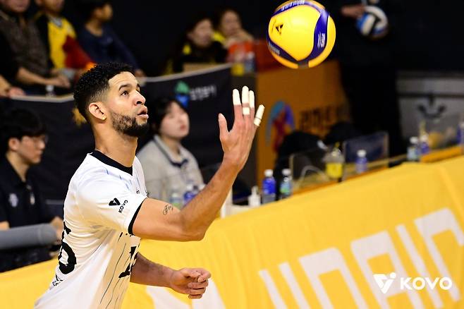 서브 준비하는 현대캐피탈의 레오  [한국배구연맹 제공. 재판매 및 DB 금지]