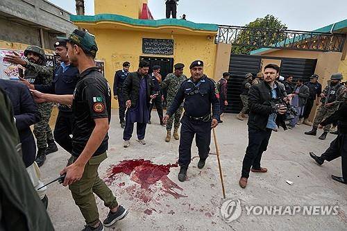 파키스탄 수도 이슬라마바드 외곽 시아파 모스크의 폭탄 테러 현장 [AP 연합뉴스 자료사진. 재판매 및 DB 금지]