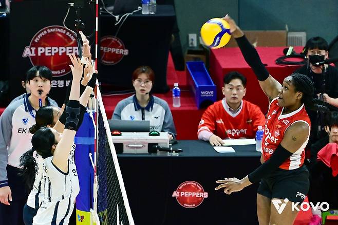 공격하는 페퍼저축은행의 조이(오른쪽) [한국배구연맹 제공. 재판매 및 DB 금지]