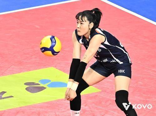 리시브하는 IBK기업은행의 리베로 임명옥 [한국배구연맹 제공. 재판매 및 DB 금지]