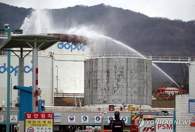 경산 송유관 옥외탱크서 화재 (경산=연합뉴스) 김현태 기자 = 10일 오전 경북 경산시 하양읍 대한송유관공사 영남지사 옥외탱크 저장소에서 화재가 발생해 소방당국이 진화작업을 하고 있다. 2026.2.10 mtkht@yna.co.kr