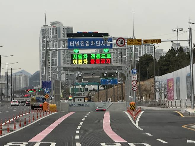 부산 만덕~센텀 도시고속화도로 센텀 IC 진입로 [손형주 기자]