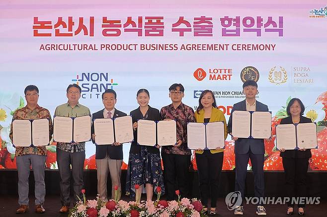 논산시 인니 유통업체와 수출 협약식 (자카르타=연합뉴스) 이주형 기자 = 백성현 논산시장이 7일 인도네시아 자카르타에서 열린 논산시 농식품 수출 협약식에서 인니 현지 유통업체 관계자들과 수출 협약을 맺고 있다. 2026.2.7 coolee@yna.co.kr