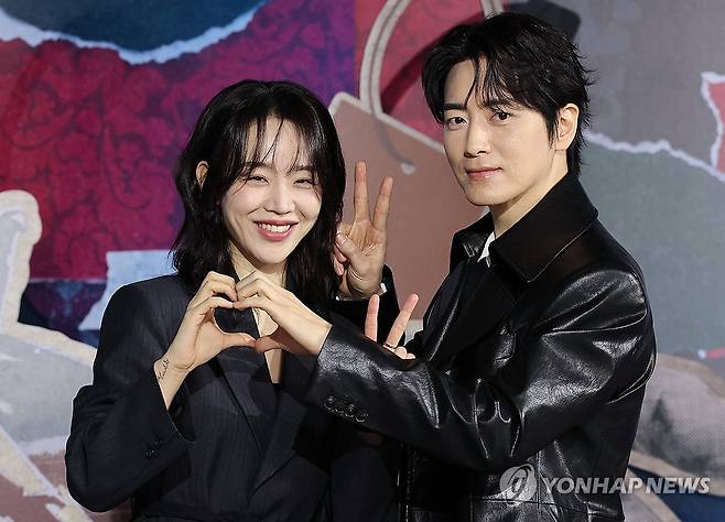 '레이디 두아'에서 호흡 맞춘 신혜선-이준혁 (서울=연합뉴스) 이재희 기자 = 배우 신혜선(왼쪽)과 이준혁이 10일 서울 중구 앰배서더서울풀만호텔에서 열린 넷플릭스 드라마 '레이디 두아' 제작발표회에서 포즈를 취하고 있다. 2026.2.10 scape@yna.co.kr