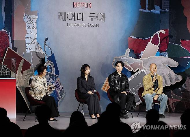 넷플릭스 드라마 '레이디 두아' 제작 발표 (서울=연합뉴스) 이재희 기자 = 김진만 감독이 10일 서울 중구 앰배서더서울풀만호텔에서 열린 넷플릭스 드라마 '레이디 두아' 제작발표회에서 인사말을 하고 있다. 2026.2.10 scape@yna.co.kr