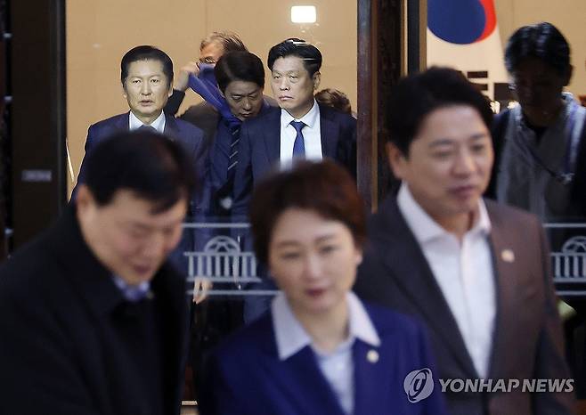 '혁신당 합당' 비공개 의총 마친 민주당 (서울=연합뉴스) 이동해 기자 = 더불어민주당 정청래 대표가 10일 국회에서 조국혁신당과의 합당 논의를 주제로 비공개로 열린 의원총회를 마친 뒤 당 대표실을 향해 이동하고 있다. 정 대표 앞으로 지나가는 이언주 최고위원. 2026.2.10 eastsea@yna.co.kr