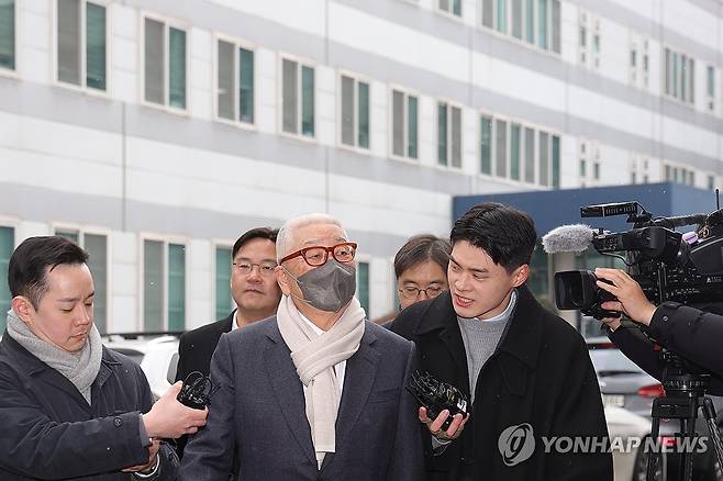 '중처법 1호 사고' 법정 출석하는 정도원 회장 (의정부=연합뉴스) 임병식 기자 = 삼표그룹 정도원 회장(가운데)이 10일 오후 경기도 의정부시 가능동 의정부지방법원에서 선고 공판 출석을 위해 법정으로 이동하고 있다. 
    지난 2022년 1월 삼표산업 양주 사업소에서 채석장 토사가 무너지며 작업 중이던 근로자 3명이 사망했다. 이는 중대재해 처벌 등에 관한 법률(중처법)이 시행된 지 이틀 만에 발생한 1호 사고다. 2026.2.10 andphotodo@yna.co.kr