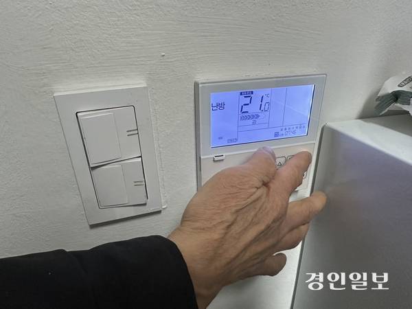 수원시의 한 학교에서 근무하는 16년 차 시설관리직원 김모(81) 씨가 곧 출근할 미화원들을 위해 휴게실 난방을 미리 켜두고 있다. 2026.2.11 /목은수기자wood@kyeongin.com