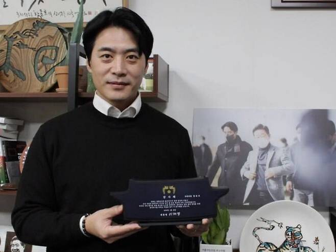 이재명 대통령에게 받은 감사패를 들고 있는 더불어민주당 한준호 국회의원. <연합뉴스>