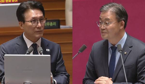 이연희 의원(오른쪽)이 대정부질문을 하고 있다. /국회방송 캡처