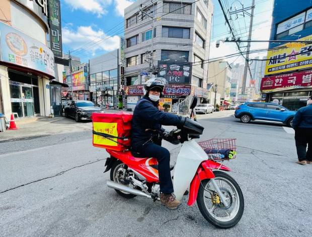 집배원으로 근무 중인 모습.