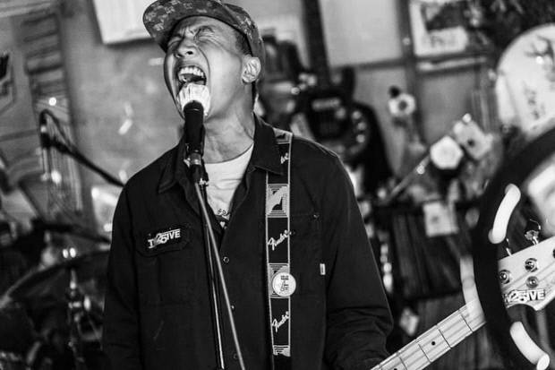 우체국 집배원이자 펑크록 밴드 ‘투파이브’의 리더 권선제 씨가 최근 새 EP ‘그렇게 지나갔던 날’을 발표했다. 무대에서 공연하는 권선제 씨. <본인 제공>