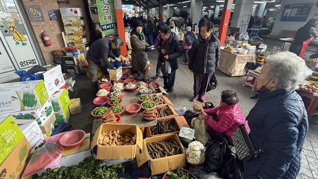 설 연휴를 사흘 앞둔 11일 5일장이 열린 임실시장이 제수용품 등 장을 보러 나온 군민들로 북적이고 있다. /원소정 인턴기자