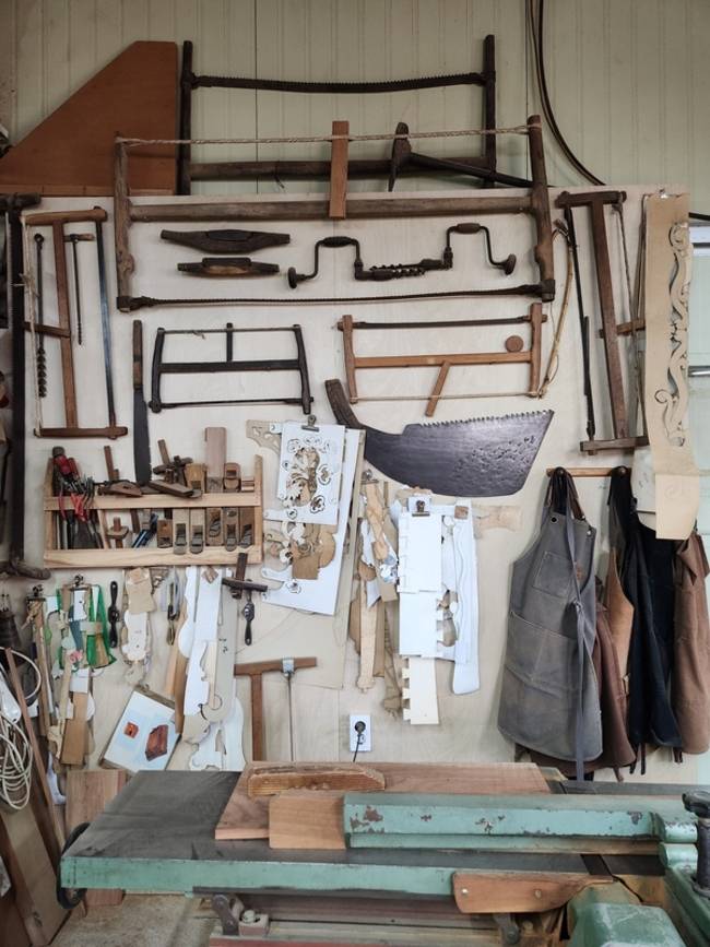 조각도를 비롯해 톱·대패·끌 등 연장. /류민기 기자