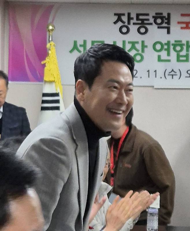 국민의힘 장동혁 대표가 11일 대구 중구 서문시장을 찾아 상인 간담회 전 인사하고 있다.