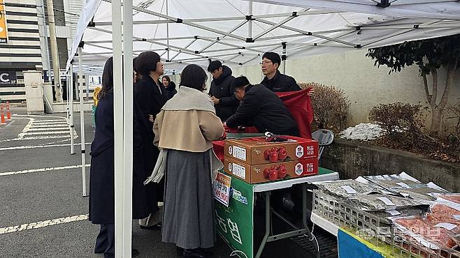 11일 오전 NH농협은행 광주본부가 개최한 ‘설맞이 농축산물 직거래장터’에 방문한 시민들이 과일을 구매하고 있다. 강승희기자 wlog@mdilbo.com