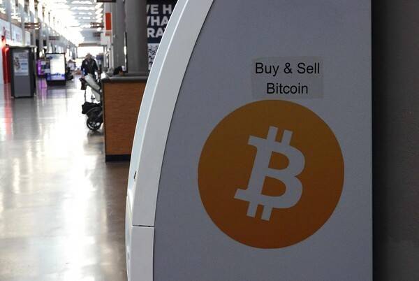 리포니아주 샌라파엘 - 2026년 2월 5일: 캘리포니아주 샌라파엘의 노스게이트 몰에 설치된 비트코인 ​​ATM의 모습. 세계 최대 암호화폐인 비트코인은 목요일(2월 5일) 7만 달러 아래로 떨어지며 1년여 만에 최저치를 기록했다. [출처=연합뉴스]