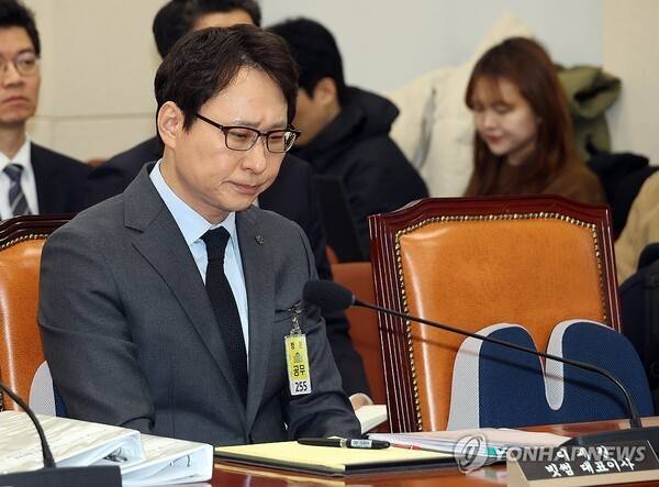 이재원 빗썸 대표이사가 11일 국회에서 열린 정무위원회의 국내 가상자산거래소 빗썸에서 발생한 거액의 비트코인 오지급 사태와 관련한 긴급 현안질의에 출석해 있다. [출처=연합뉴스]