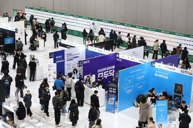 서울 강남구 코엑스에서 열린 '2026 스타트업 채용박람회'를 찾은 구직자들이 채용공고 게시대를 살펴보고 있다. [사진=연합뉴스]
