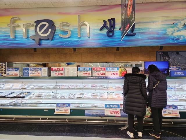 한 대형마트에서 시민들이 가격표를 살피며 상품을 고르고 있다. (신단아 기자)