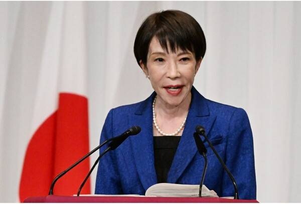 8일의 중의원선거에서 압승한 자민당의 다카이치 사나에 총리가 9일 기자회견을 하고 있다. 아사히신문 2월 10일