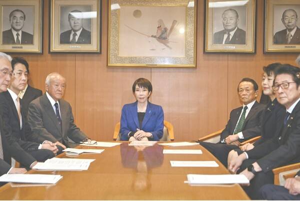 9일 도쿄 치요다 구 자민당 본부에서 열린 당 간부회의. 다카이치 총리 오른쪽은 아소 다로 부총재, 왼쪽은 스즈키 슌이치 간사장. 대승에 들뜬 모습을 보이지 않기 위해 표정관리를 하고 있다.&nbsp; 아사히신문 2월 10일
